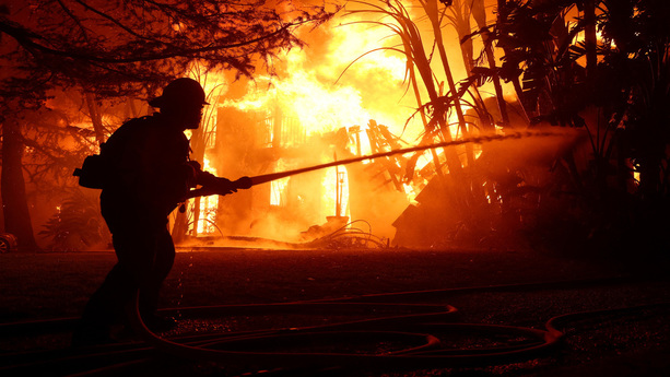 El Departamento de Bomberos de California llevan más de 90 horas combatiendo los incendios forestales. Foto: Agencia AFP