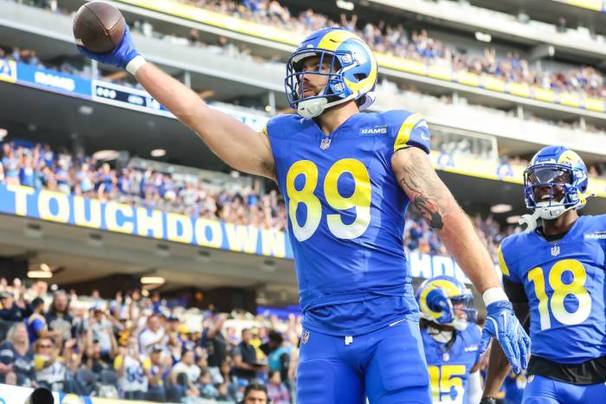 Tyler Higbee celebra un touchdown con los Rams (Reuters)