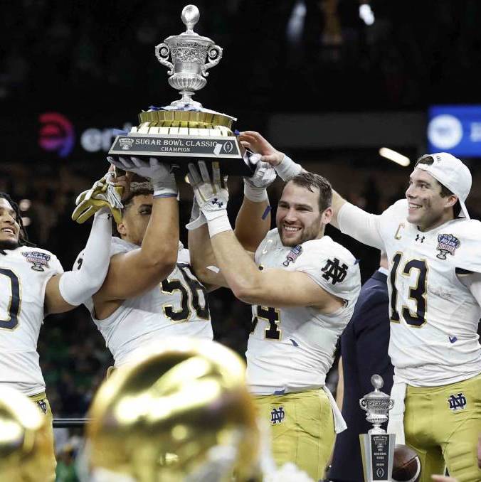 Jugadores de Notre Dame levantan el trofeo del Sugar Bowl (Reuters)