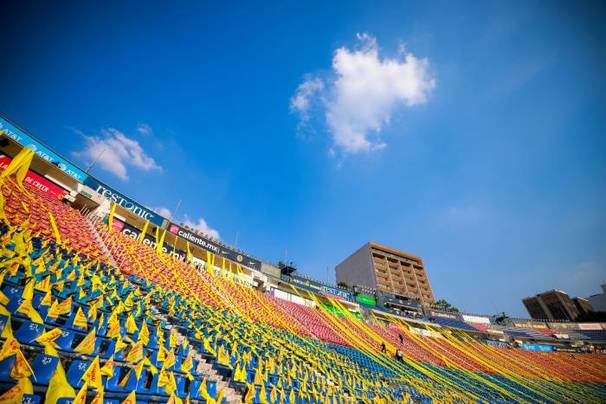 Tribunas del inmueble azulgrana 'pintado' de amarillo (Imago7)
