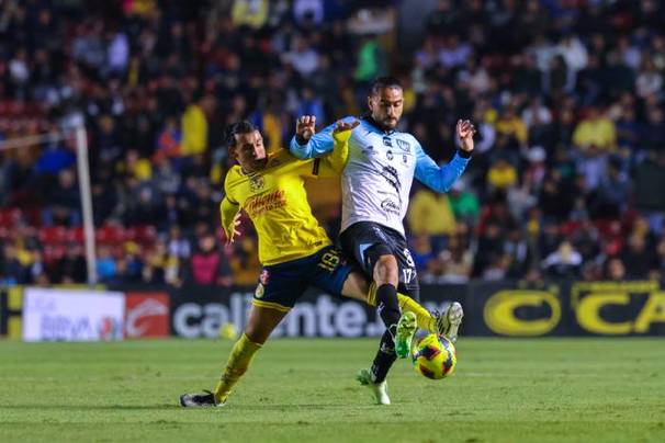 Álvarez pelea el balón en la Corregidora (Imago7)