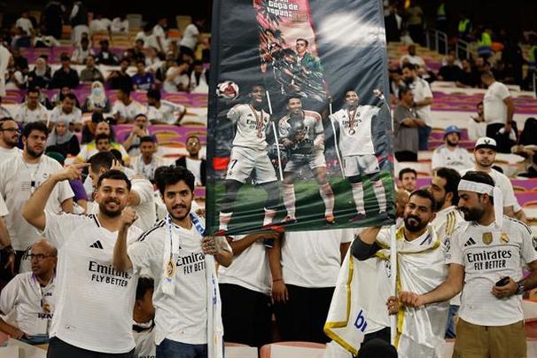 Fans árabes del Real Madrid en la Supercopa de España (EFE)