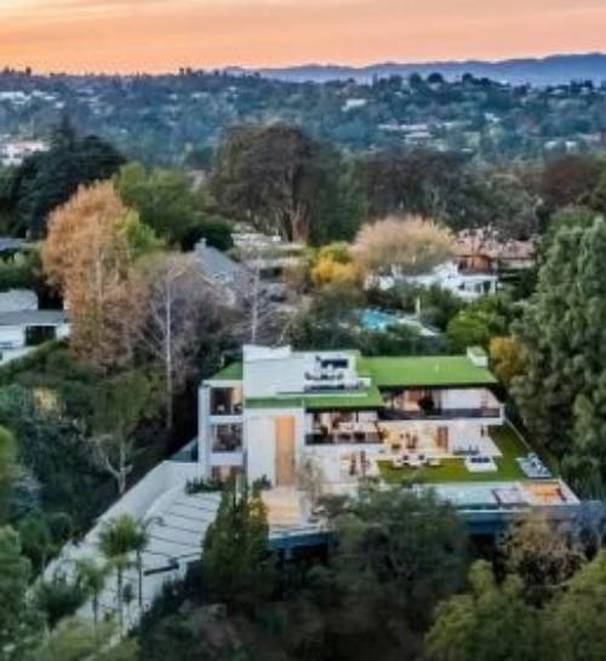 Vista panorámica de la casa de Derbez en Los Ángeles (Captura)