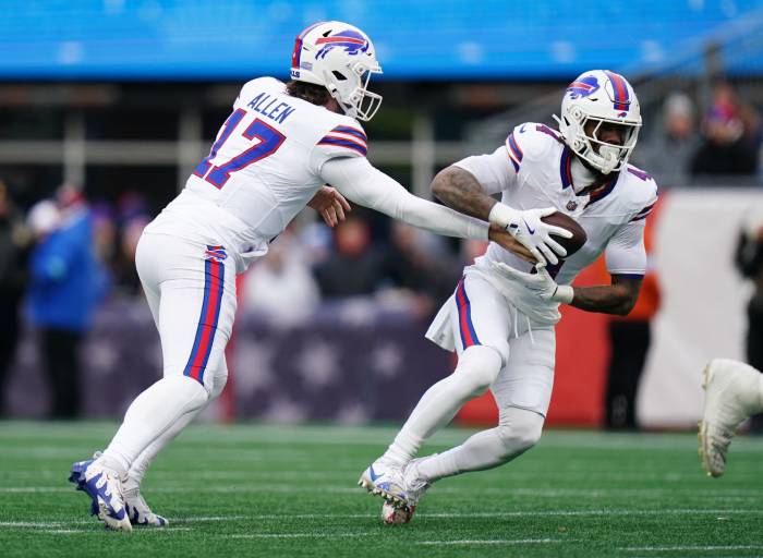 Josh Allen cede el ovoide a James Cook (Reuters)