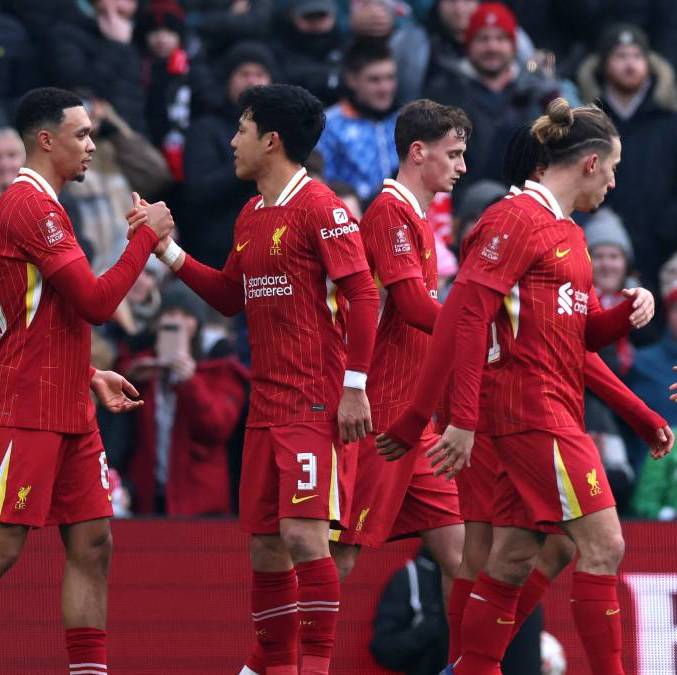 Jugadores de Liverpool festejan uno de los goles en la FA Cup (Reuters)