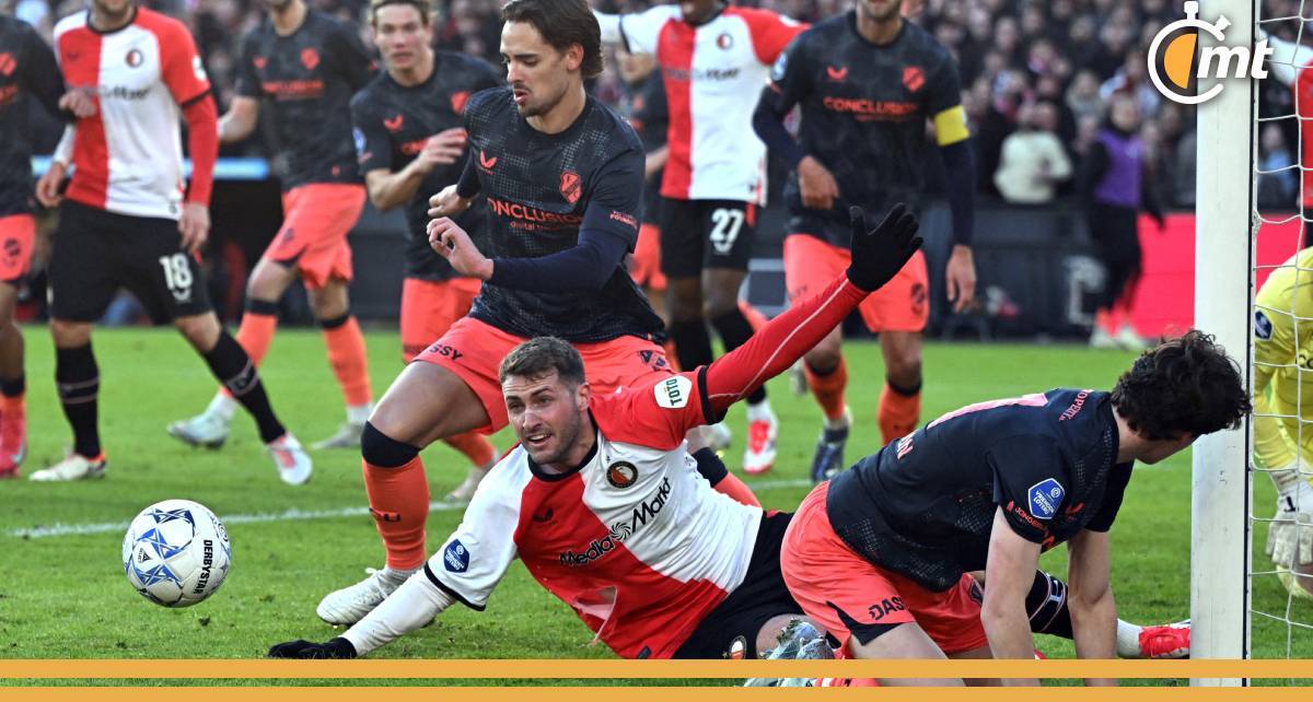 Santi Giménez reclama una falta en el área (Reuters)