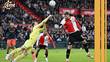 Santiago Giménez busca el balón en el juego ante Utrecht (EFE)