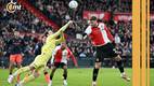 Santiago Giménez busca el balón en el juego ante Utrecht (EFE)