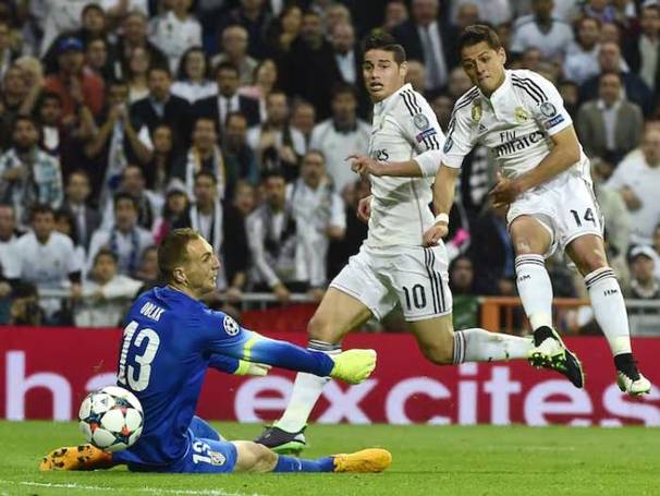Chicharito y James Rodríguez en la Champions League (AFP)