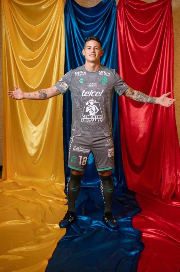 James Rodríguez posa con la playera de La Fiera (@ClubLeón)