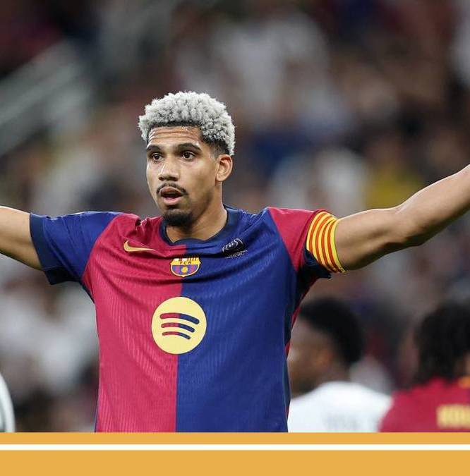 Araújo podría estar viviendo sus últimos momentos como jugador del Barça (AFP)