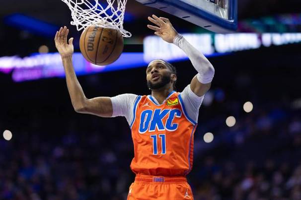 Isaiah Joe clava el balón (Reuters)