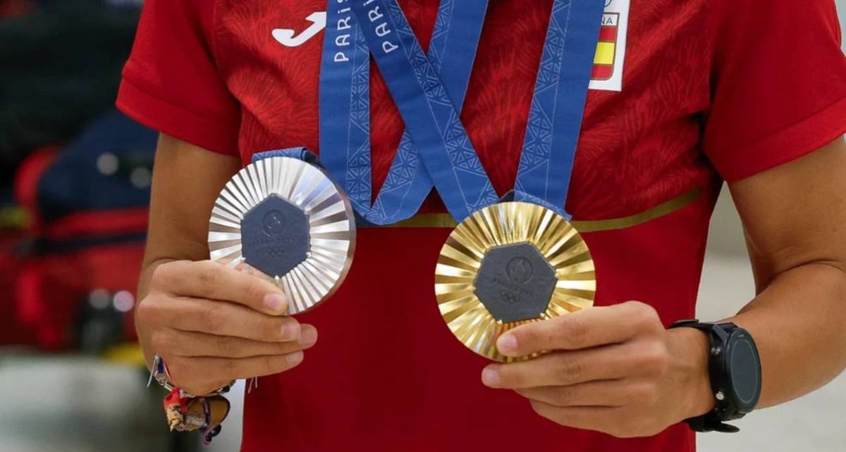 Atleta español exhibe medallas de París 2024 (EFE)