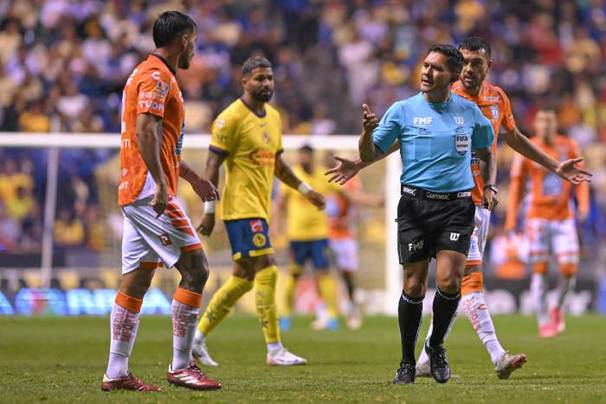 El Cantante Guerrero en el América vs. Pachuca (Imago7)