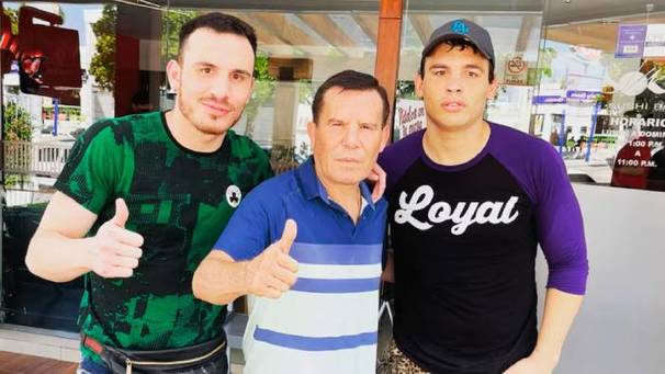 Julio César Chávez junto a sus hijos (@omarchavezzbu)