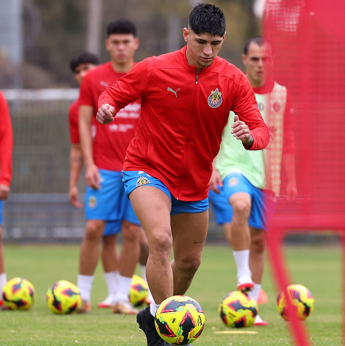 Alan Pulido redobla esfuerzos para debutar con Chivas. (Foto: X @Chivas)