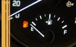 ¿Qué significa le "E" del tanque de gasolina? ¿Cuáles son los símbolos del tablero de los vehículos? (FOTO): PixieMe/Shutterstock.