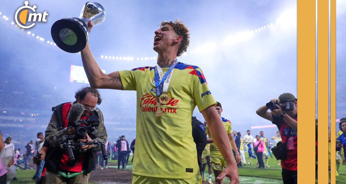 Igor Lichnovsky levanta el trofeo de la Liga MX (Imago7)