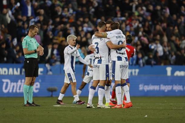 Jugadores del Leganés se abrazan tras el triunfo (EFE)