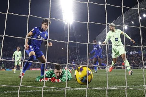 Jugadores observan el balón en el gol del Getafe al Barcelona (EFE)