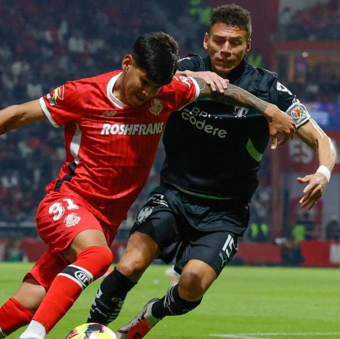 Moreno y Morales pelean el balón (Imago7)