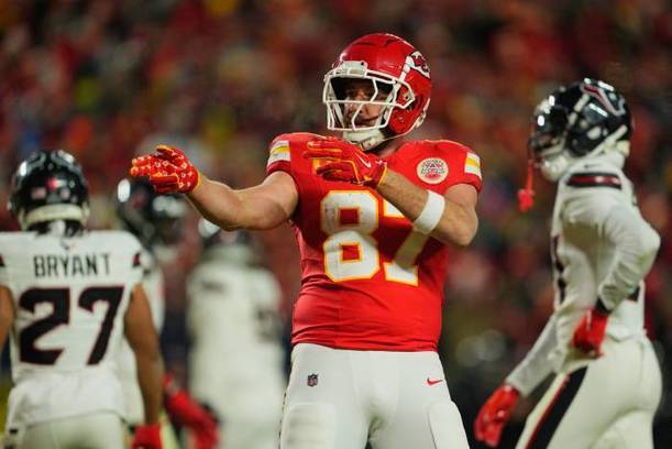 Travis Kelce celebra una recepción (Reuters)