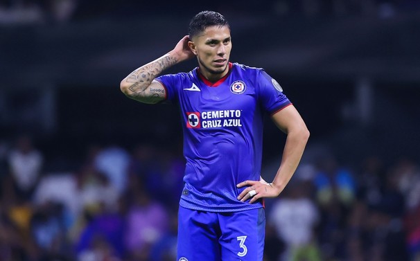 Carlos Salcedo, en un juego de Cruz Azul (Imago7)