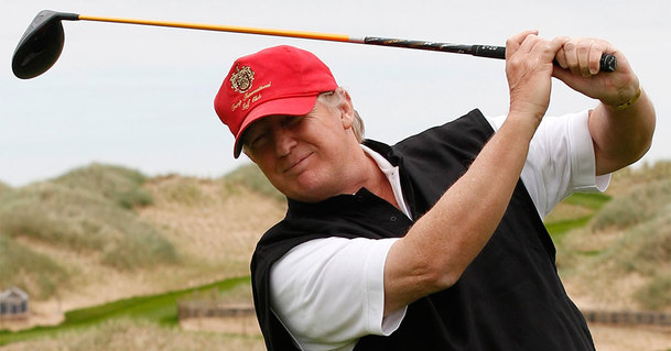 Donald Trump durante un juego de golf (Reuters)