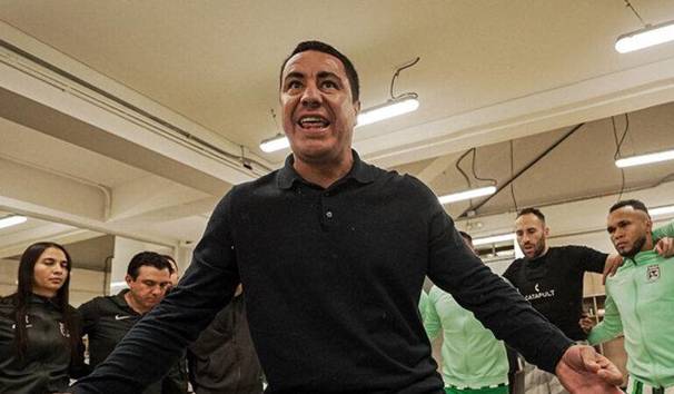 Efraín Juárez da indicaciones a sus jugadores en el vestidor (Captura)