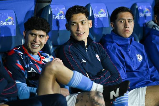 Chiquete Orozco, nuevo refuerzo de Cruz Azul, platica con sus comapñeros (Imago7)