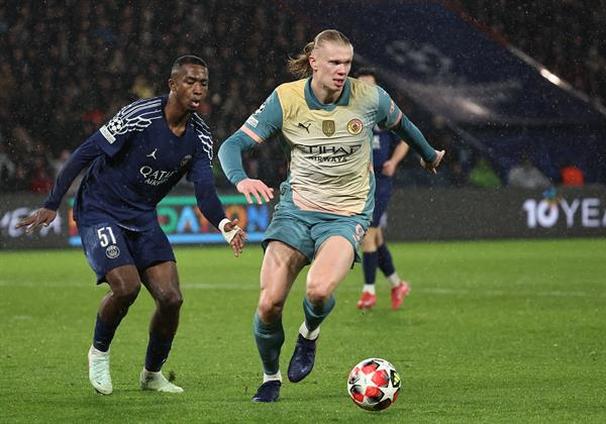 Haaland conduce el balón ante el PSG (EFE)
