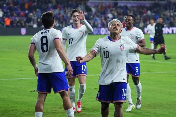 Jugadores de Estados Unidos celebran ante los ticos (AFP)