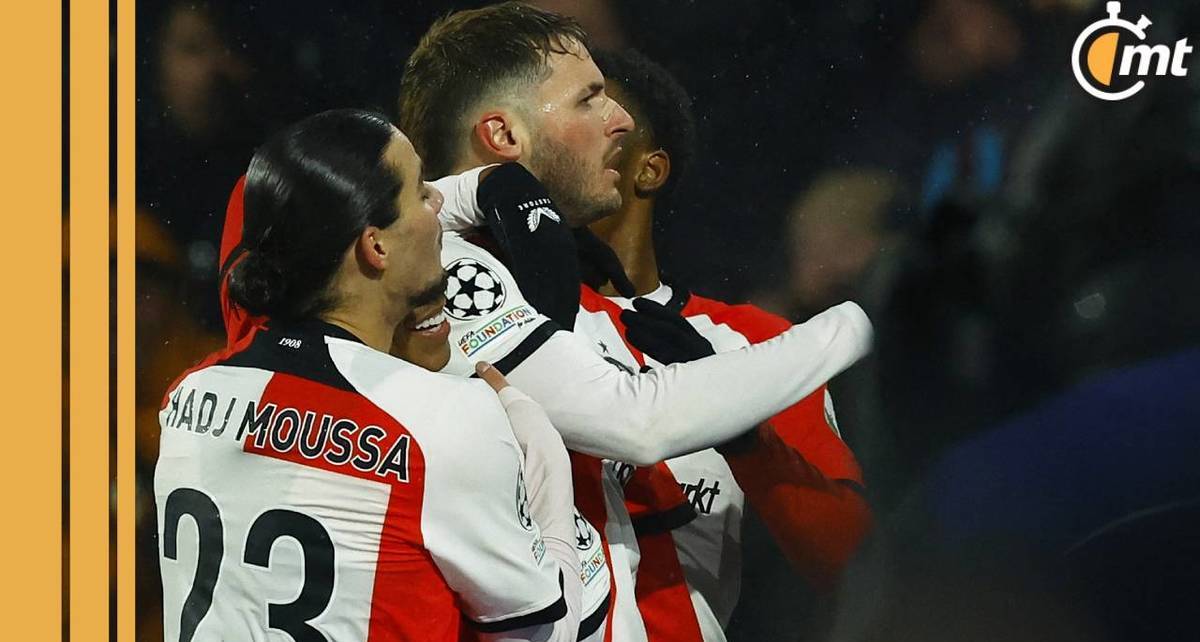 Santi Giménez le convirtió a otro grande de Europa (Reuters)