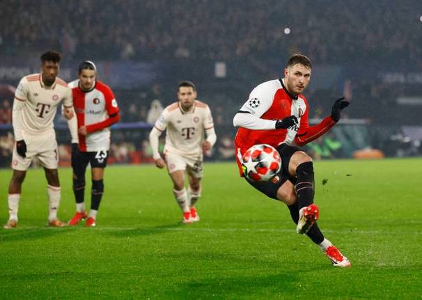 Santiago Giménez anota un gol contra Bayern Munich (Reuters)