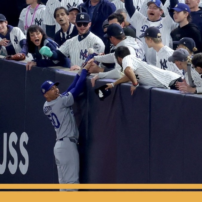 Momento en el que interfirieron aficionados en la Serie Mundial ( Foto: Reuters)