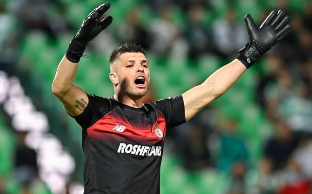 Tiago Volpi no tuvo una noche fácil ante Santos (Foto: Mexsport)