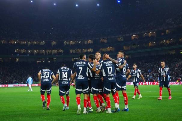Canales es felicitado por sus compañeros (Imago7)