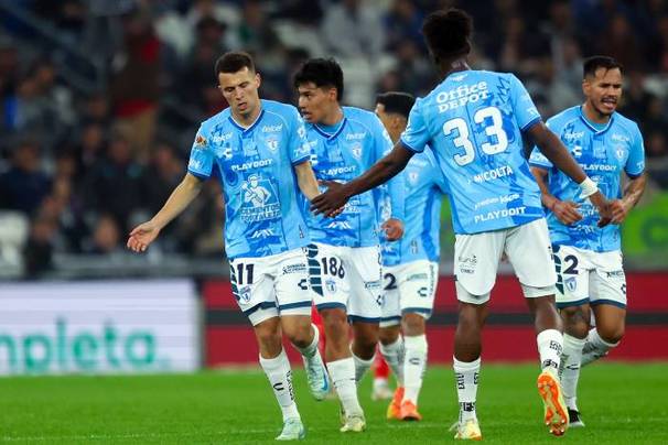 Idrissi es felicitado por sus compañeros en el Estadio BBVA (Imago7)