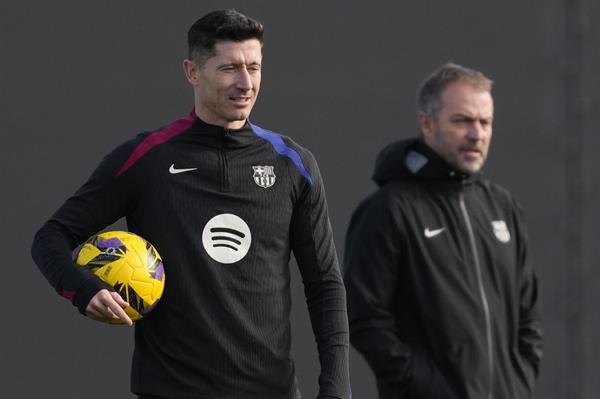 Lewandowski y Flick, en un entrenamiento del Barcelona (EFE)