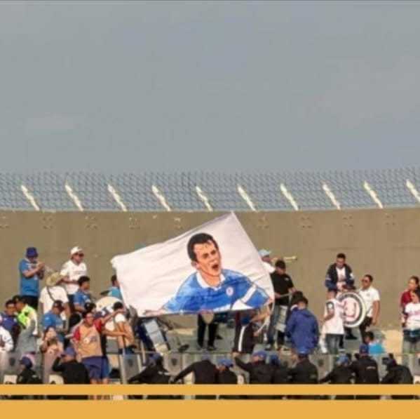 Fans de Cruz Azul con bandera de Juan Reynoso (Foto: @Yeudielpacheco)