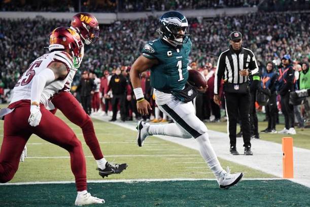 Jalen Hurts entra por tierra a las diagonales (Reuters)