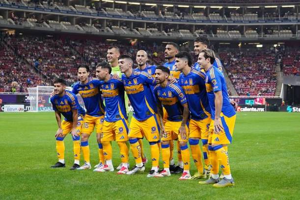 Jugadores de Tigres antes del juego ante Chivas (Imago7)