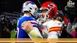 Patrick Mahomes y Josh Allen se saludan tras un juego (Reuters)