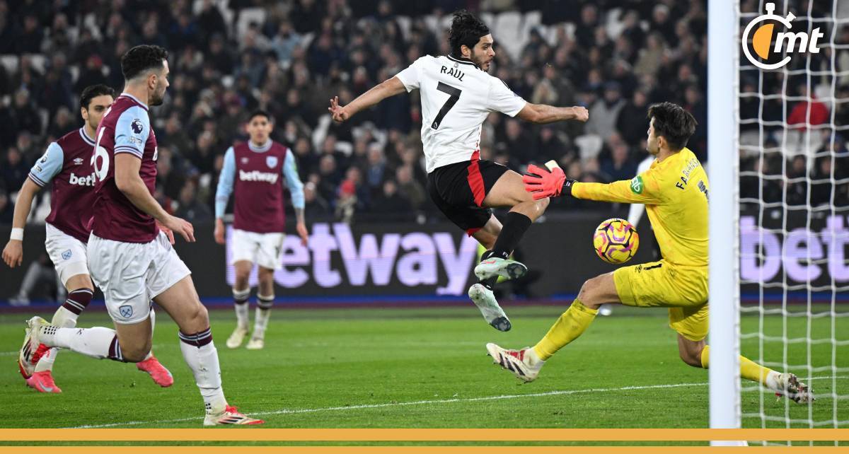Raúl Jiménez, en el gol del Fulham a West Ham (@premierleague)