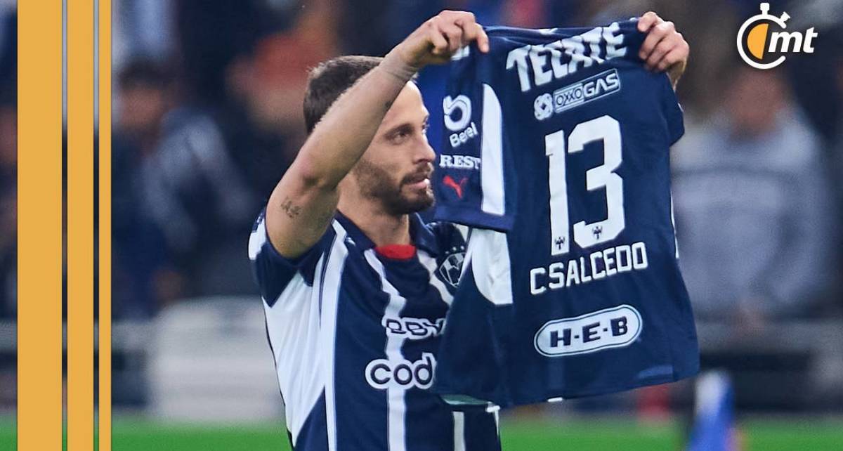 Sergio Canales muestra la playera de Carlos Salcedo tras su gol (Mexsport)