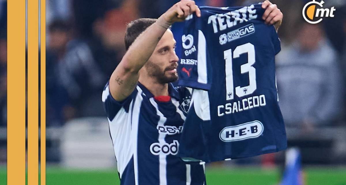 Sergio Canales muestra la playera de Carlos Salcedo tras su gol (Mexsport)