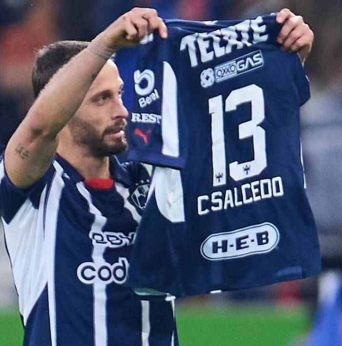 Sergio Canales muestra la playera de Carlos Salcedo tras su gol (Mexsport)