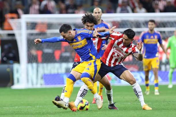 Vigón pelea el balón ante Chivas (Imago7)