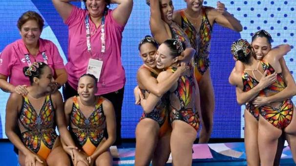 Alférez festeja en Juegos Olímpicos con sus compañeras (Reuters)