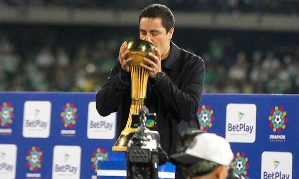 Efraín Juárez besa un trofeo con el Atlético Nacional (EFE)